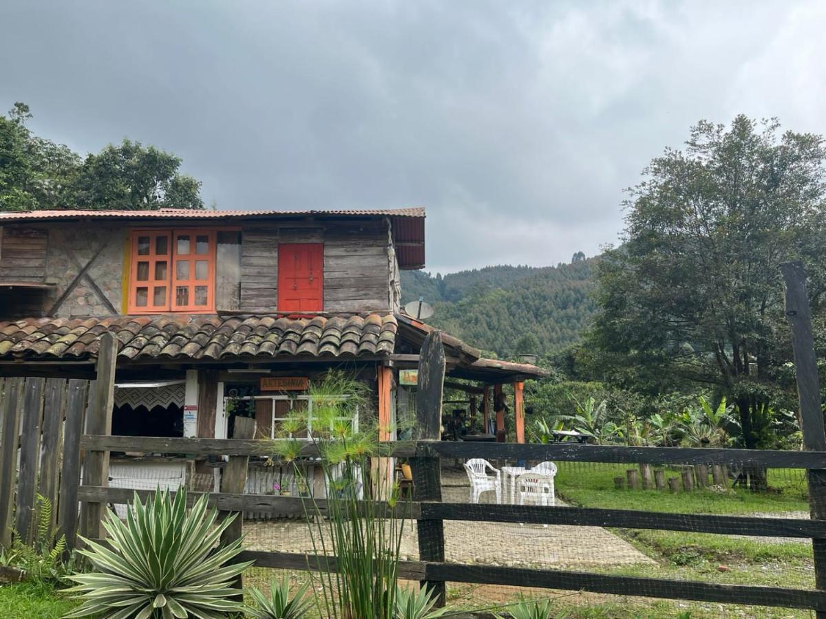 Tarragona Hostal 산타 로사 데 카발 외부 사진