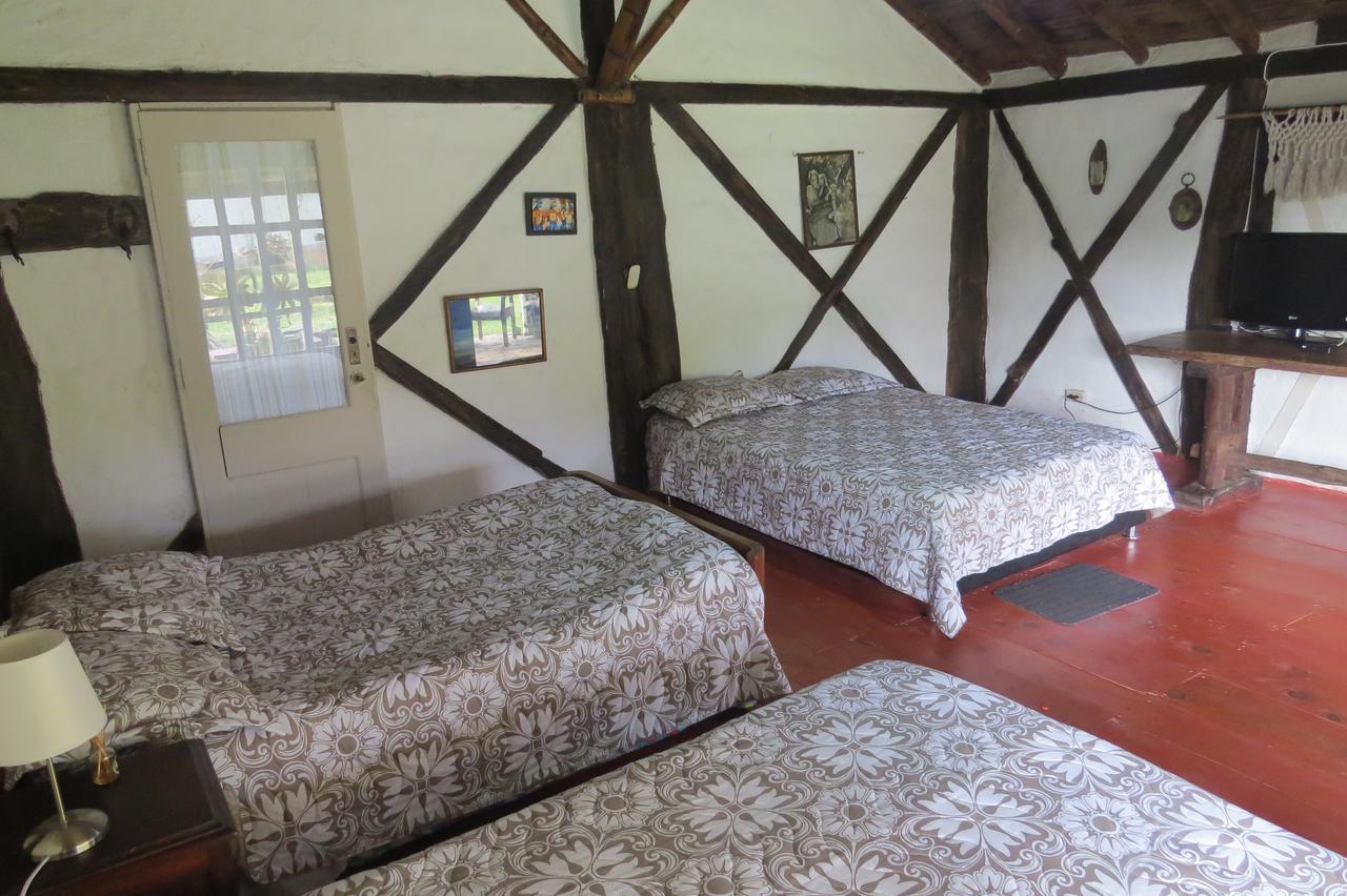 Tarragona Hostal 산타 로사 데 카발 외부 사진